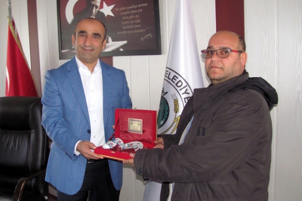 Arabanlı gurbetçiye plaket