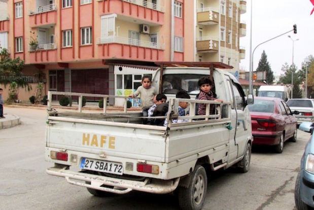 Kamyonet kasasında tehlikeli yolculuk