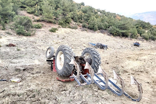 Tarlada traktör devrildi: 1 ölü