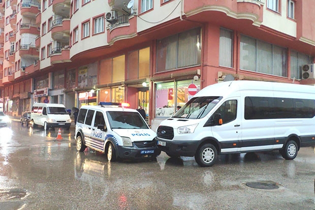 Polis aracı ile yolcu minibüsü çarpıştı