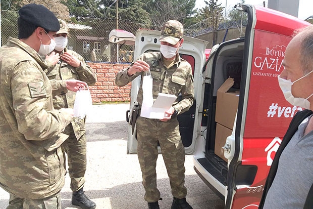 Büyükşehir’den Mehmetçiğe maske yardımı