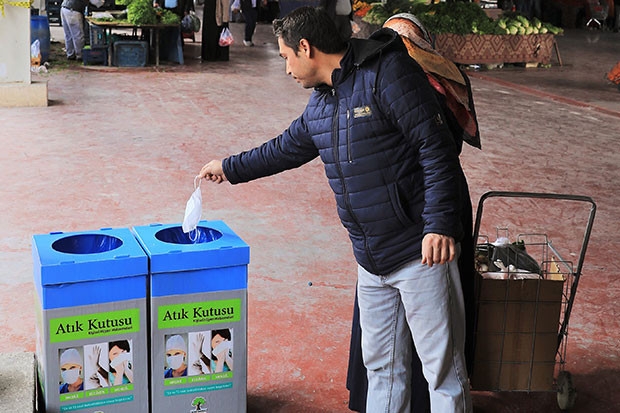 Maske ve eldivenler atık kutusunda toplanıyor