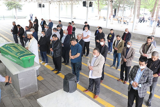 Babası tarafından öldürülen küçük kız son yolculuğuna uğurlandı