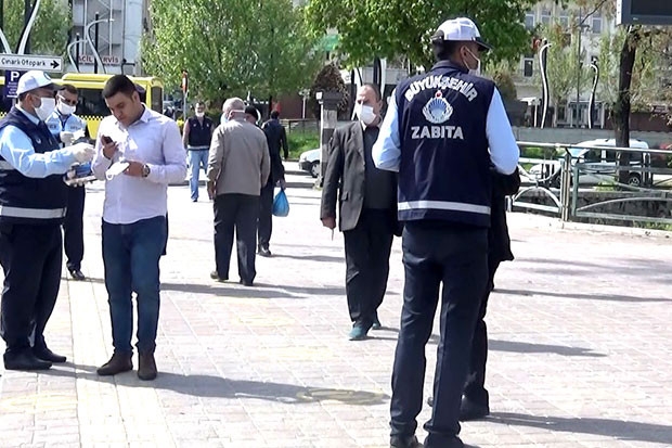 Vatandaşa maske dağıtıldı sürücülere uyarı yapıldı