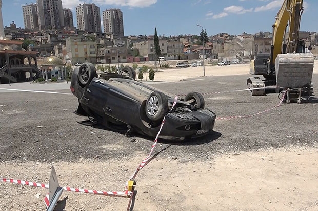 Hurdaya dönen otomobilden sağ çıktılar