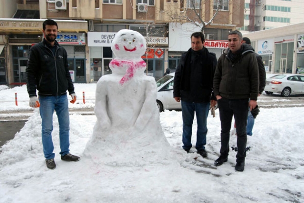 Esnafın yaptığı kardan kız görücüye çıktı