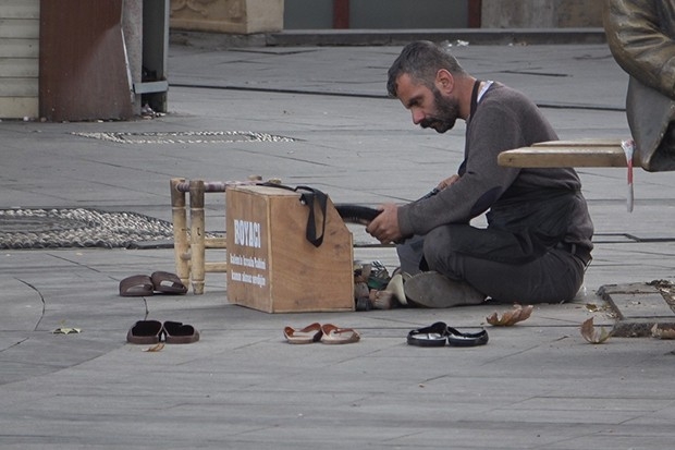 Kısıtlamayı duymayan boyacı boş sokakta müşteri bekledi