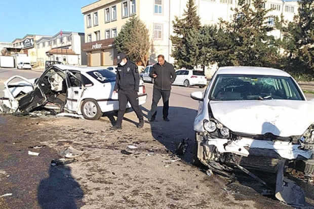 İki araç kafa kafaya çarpıştı