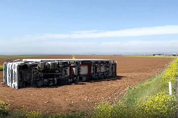 İran’a giden tavuk yüklü tır devrildi