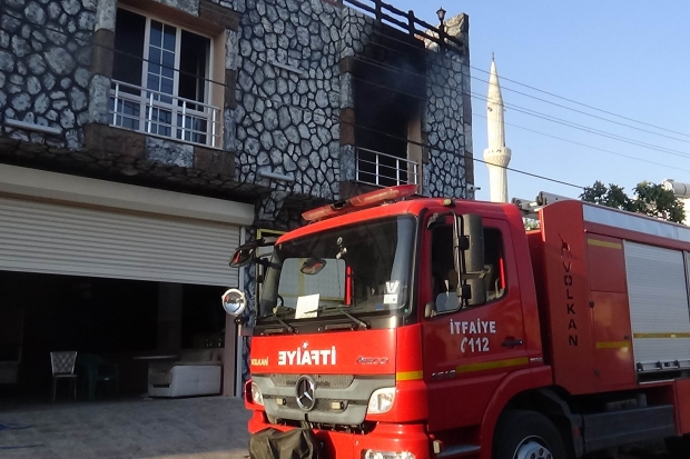 Eşi ile boşanma aşamasında olan kadın evini yaktı