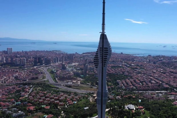 Çamlıca Kulesi, Kurban Bayramı’nda ziyaretçilerin ilgi odağı oldu.