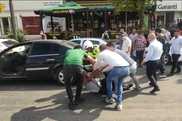 Trafikte tekmeli, sopalı yol verme kavgası