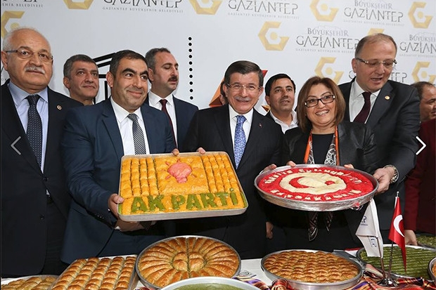 Başbakan Davutoğlu Gaziantep standını gezdi