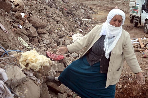 Yıkıntıların arasında anılarını aradılar