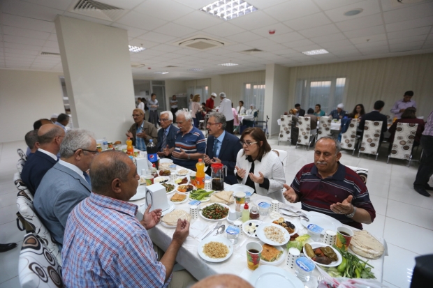 Şahin, Huzurevi sakinleriyle iftar yaptı