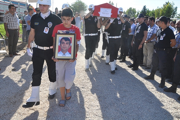 Şehit polis toprağa verildi