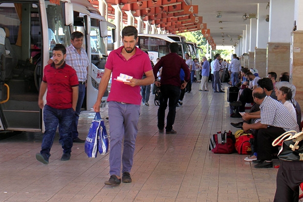 Vatandaş tatil dönüşü otogarlara akın etti