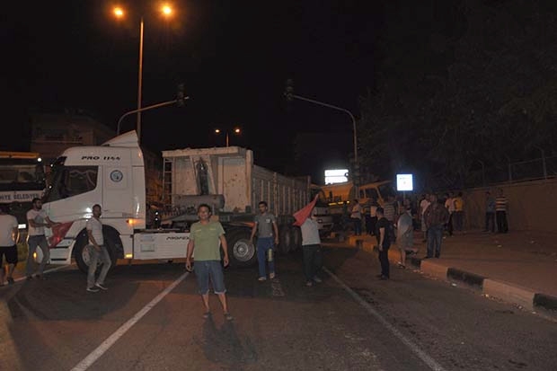 İslahiye'de, askeri birliğin çevresinde araçlarla barikat oluşturuldu