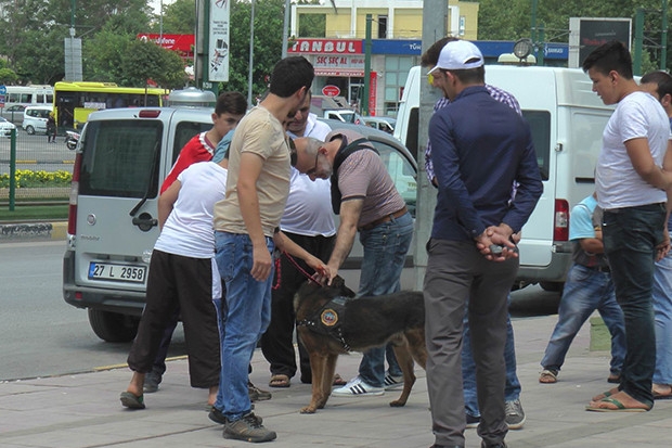 Meydandaki vatandaşlara geniş güvenlik