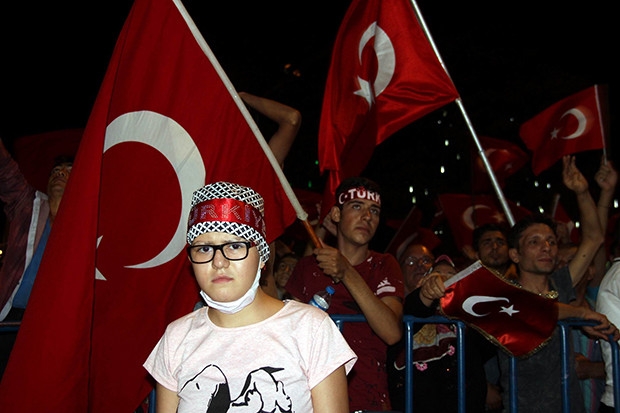 Hastalığına rağmen demokrasi nöbetinde