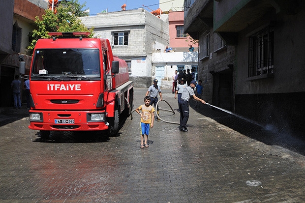 Patlamanın olduğu sokakta temizlik çalışması yapıldı