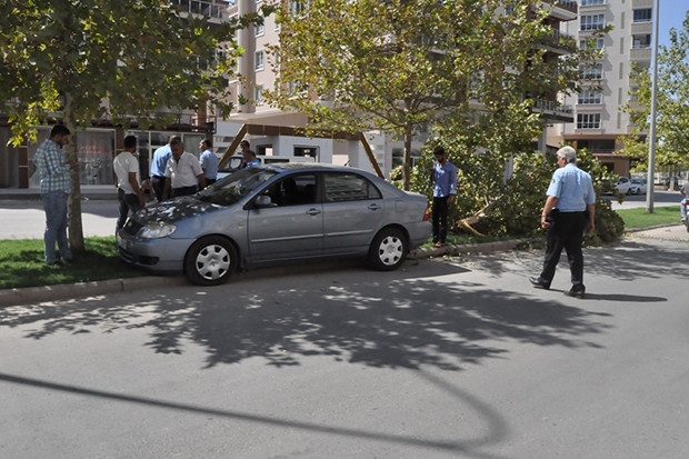 Lastigi patlayan araç orta refüje çıktı: 3 kişi yaralandı