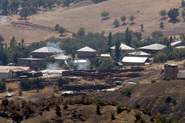 PKK'lı teröristler Derecik'te üs bölgeye saldırdı