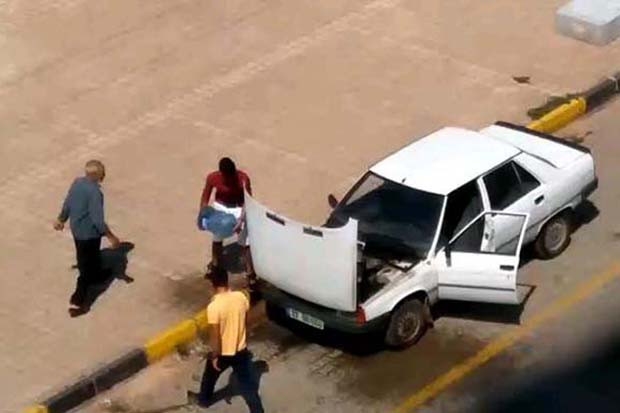 Gaziantep'te park halindeki otomobil yandı