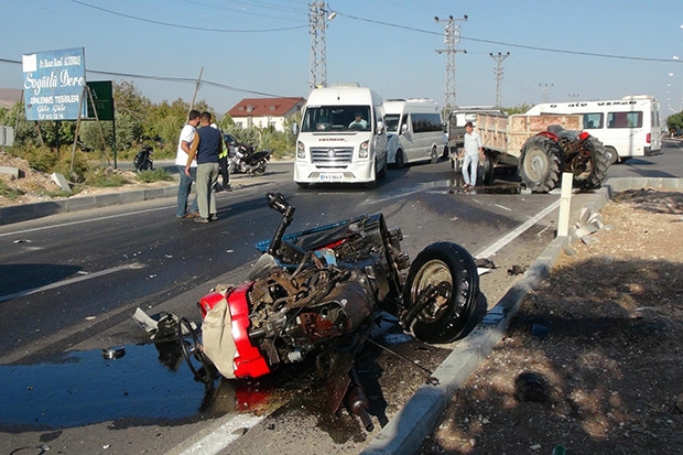 TIR ile çarpışan traktör üçe bölündü