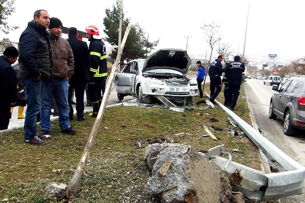 Gaziantep'te aşırı hızlı otomobil elektrik direğine çarptı