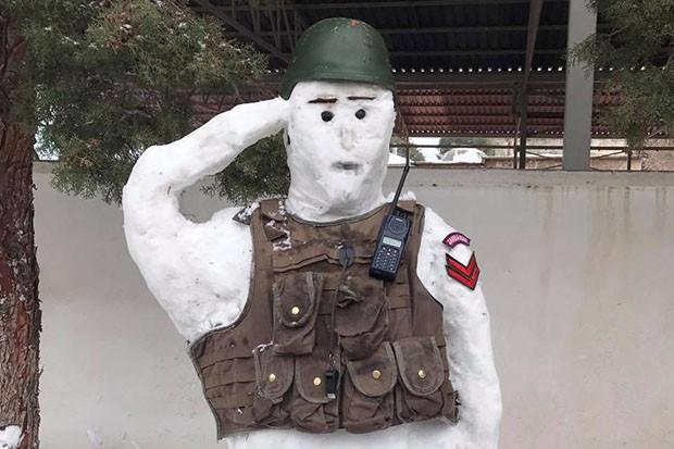 Jandarmanın yaptığı nöbet tutan kardan adama yoğun ilgi