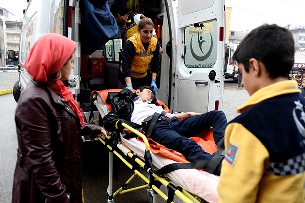 Gaziantep'te okuldan kaçmaya çalışan çocuk tellere takıldı