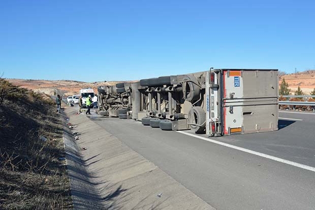 Gaziantep'te trafik kazası: Tır devrildi