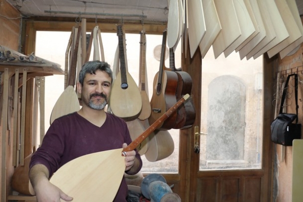 20 metrekarede üretilen bağlama, gönüllerin sesi oluyor