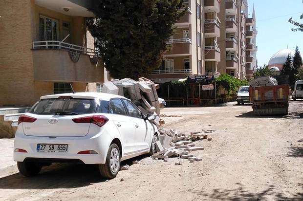 Kamyondan düşen bloklar, park halindeki aracı hurdaya çevirdi