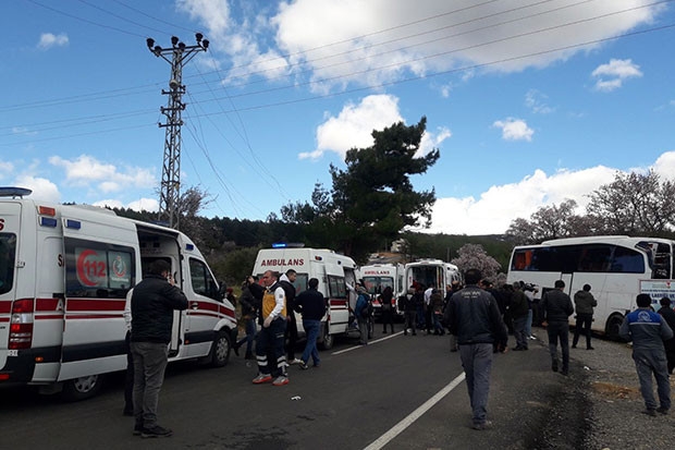 Otobüs elektrik direğine çarptı: 18 yaralı