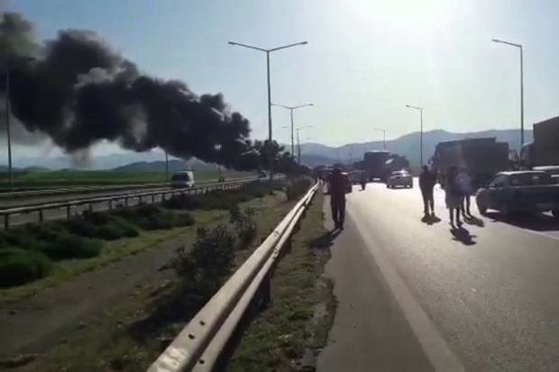 Yanan lastikler, mazot tankerini alev topuna dönüştürdü