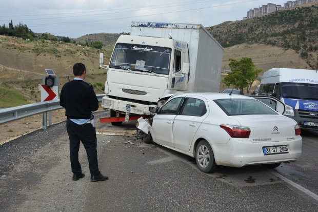 Kamyon ile otomobil çarpıştı: 5 yaralı