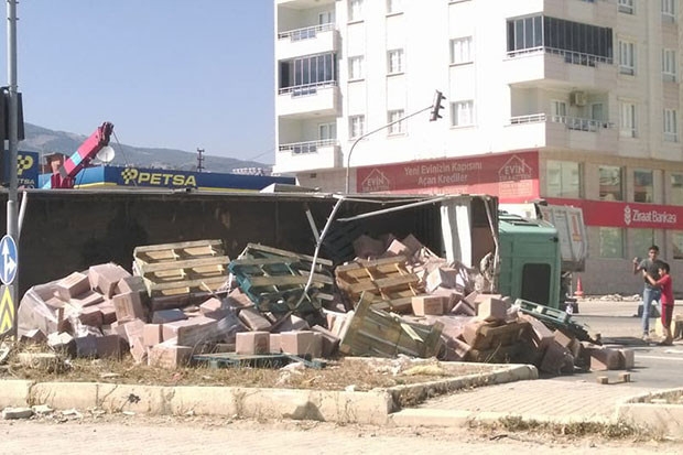 Koli yüklü kamyon yan yattı: 1 yaralı