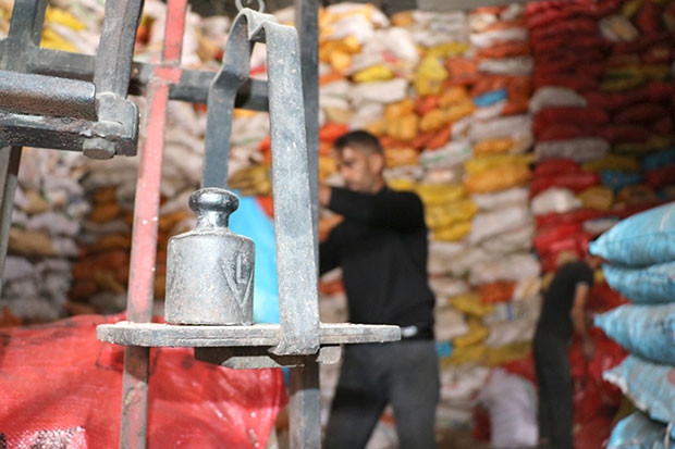 Doğalgaz odun satıcılarını vurdu