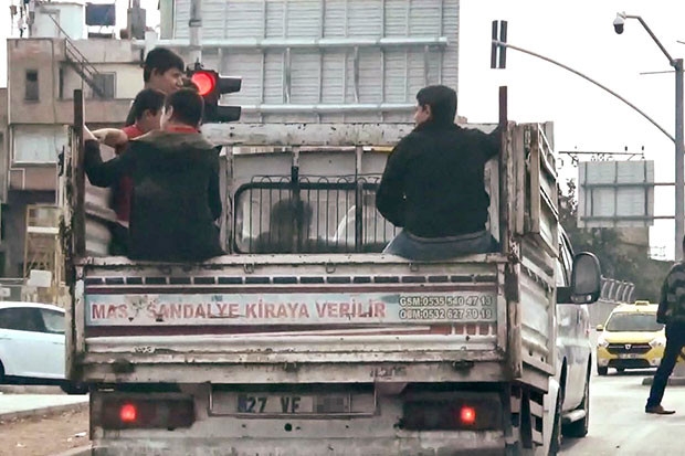 Kamyonet kasasında tehlikeli yolculuk