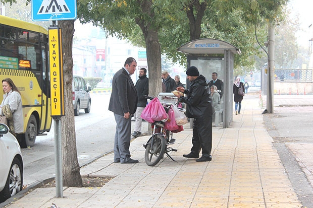 Motorsiklet üzerinde ekmek parası