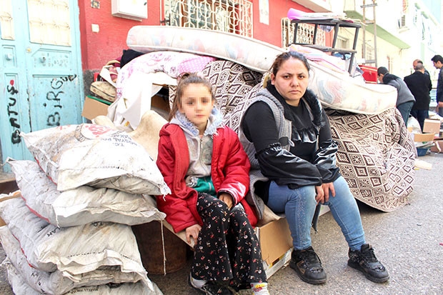 Üç çocuğu ve eşyalarıyla birlikte sokağa atıldı