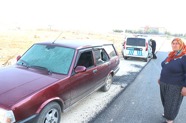 Otomobilinin önünü kesip, taşladılar