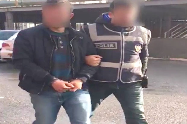 Önce kameraya sonra polise yakalandı