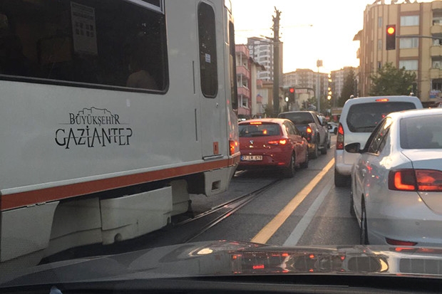 Tramvay hattında araçların ne işi var?