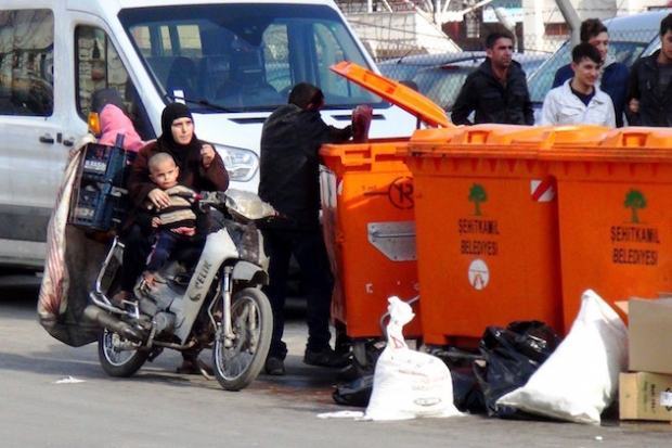 Motosiklet üzerindeki tehlikeli yolculuk