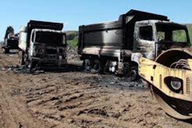 Gaziantep'te PKK'lı teröristler iş makinesi yaktı