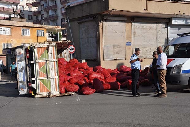 İslahiye’de biber yüklü kamyon devrildi